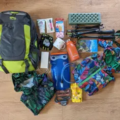 Plecak, kijki trekkingowe, bidon, apteczka, powerbank, czołówka, mapa i przekąski – to wszystko, co zabrać w góry na udaną wyprawę.