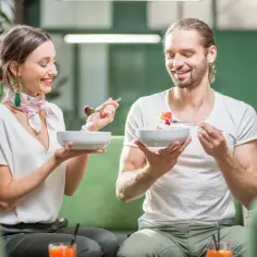 Szczęśliwa para cieszy się zdrowym posiłkiem, idealnym na wspólną dietę dla par.