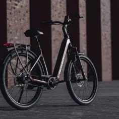 Elegancki rower elektryczny ROMET, idealny wybór, jeśli szukasz jaki rower elektryczny do 5000. Stylowy design i praktyczne rozwiązania.