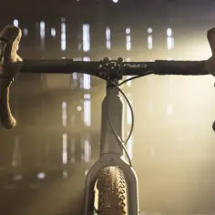 Kierownica roweru szosowego z manetkami Shimano GRX, gotowa na przygodę.