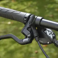 Czarny hamulec rowerowy SRAM z manetką, gotowy do odpowietrzania hamulców w rowerze.