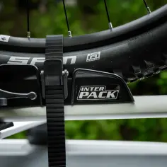 Solidny bagażnik rowerowy Inter Pack to klucz do tego, jak zabezpieczyć rower przed kradzieżą. Mocne mocowanie koła i paski gwarantują bezpieczeństwo.