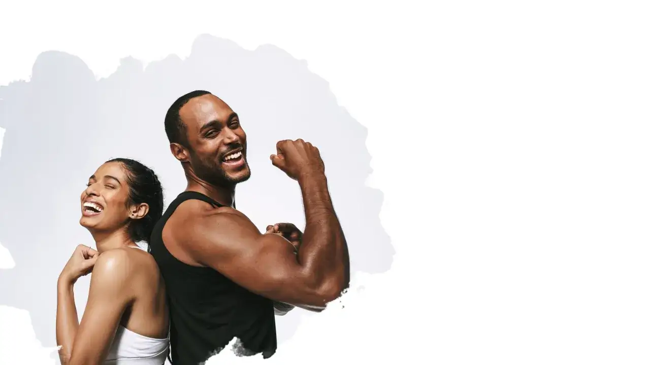 Szczęśliwi sportowcy, mężczyzna pokazuje biceps, kobieta śmieje się. Kreatyna co daje? Siłę i energię do treningów!