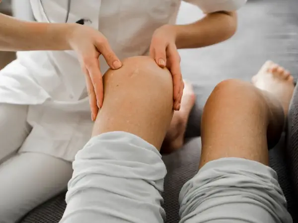 Drętwienie nóg od kręgosłupa - Kiedy ćwiczyć, a kiedy do lekarza?