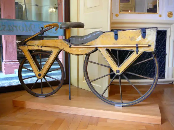 Jak wyglądał pierwszy rower? Fascynująca historia i jego cechy