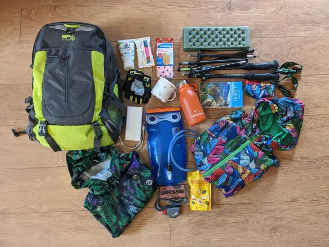 Plecak, kijki trekkingowe, bidon, apteczka, powerbank, czołówka, mapa i przekąski – to wszystko, co zabrać w góry na udaną wyprawę.