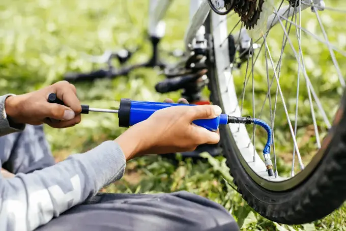 Jak napompować koło w rowerze - Uniknij błędów i uszkodzeń